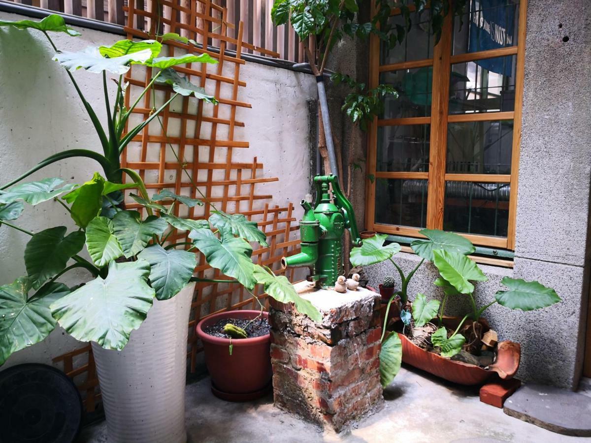 Honey House Tainan Bed & Breakfast Bagian luar foto