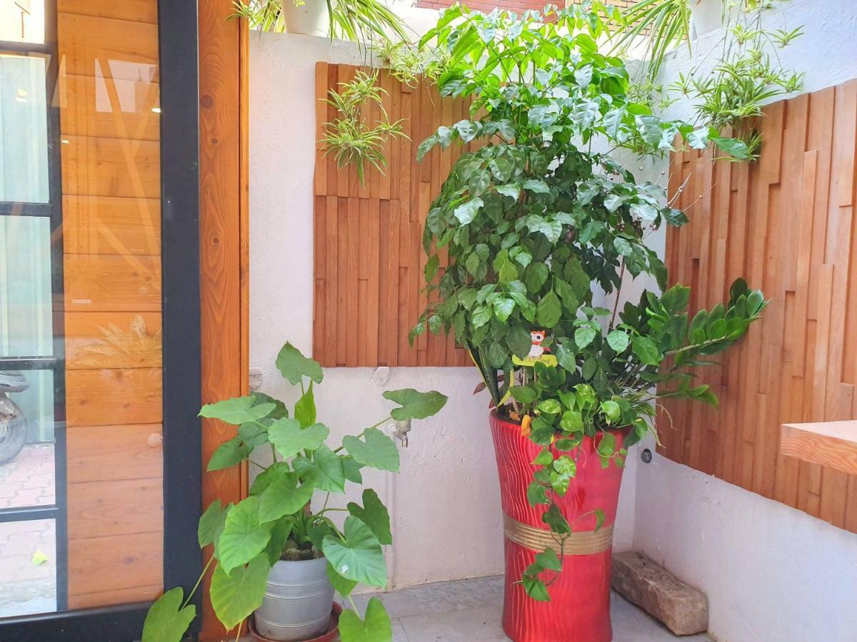 Honey House Tainan Bed & Breakfast Bagian luar foto